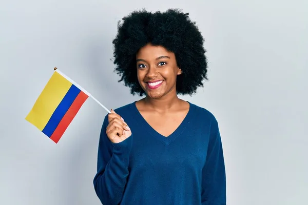 Mladá Africká Americká Žena Držící Kolumbijskou Vlajku Vypadá Pozitivně Šťastně — Stock fotografie