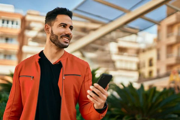 Jovem Hispânico Homem Sorrindo Feliz Usando Smartphone Cidade — Fotografia de Stock