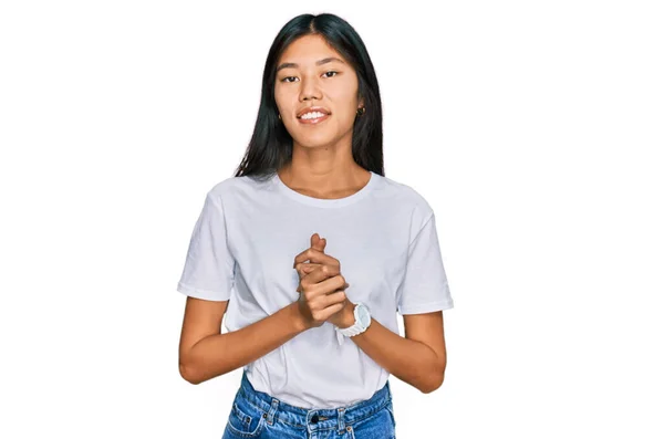 Mooie Jonge Aziatische Vrouw Draagt Casual Wit Shirt Met Handen — Stockfoto