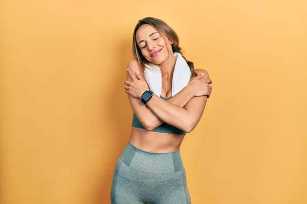 Vacker Hispanic Kvinna Bär Sportkläder Och Handduk Krama Sig Glad — Stockfoto