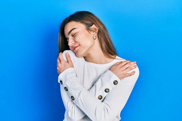 Joven Chica Caucásica Vistiendo Ropa Casual Abrazándose Feliz Positivo Sonriendo — Foto de Stock