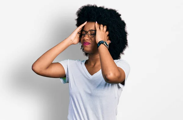 Jonge Afro Amerikaanse Vrouw Draagt Casual Wit Shirt Lijdt Aan — Stockfoto