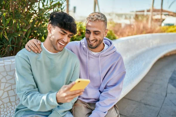 Joven Pareja Gay Sonriendo Feliz Usando Smartphone Ciudad —  Fotos de Stock