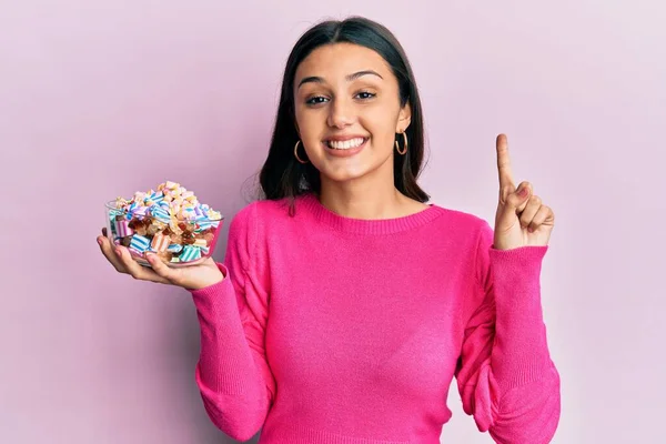 Mulher Hispânica Jovem Segurando Tigela Doces Açúcar Sorrindo Com Uma — Fotografia de Stock