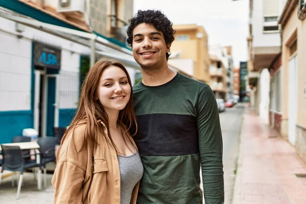 Joven Pareja Interracial Sonriendo Feliz Abrazándose Pie Ciudad — Foto de Stock