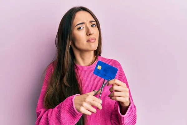 Menina Hispânica Jovem Cortando Cartão Crédito Usando Tesoura Sem Noção — Fotografia de Stock