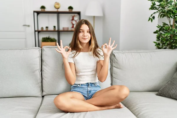 Mladá Brunetka Teenager Sedí Pohovce Doma Relaxovat Usmívá Zavřenýma Očima — Stock fotografie