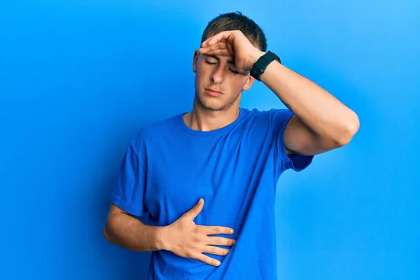 Jeune Homme Caucasien Portant Shirt Bleu Décontracté Touchant Front Pour — Photo