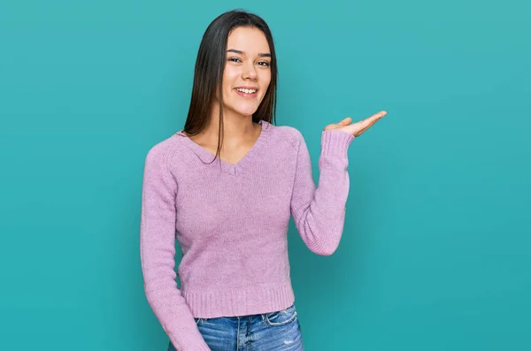 Menina Hispânica Jovem Vestindo Roupas Casuais Sorrindo Alegre Apresentando Apontando — Fotografia de Stock