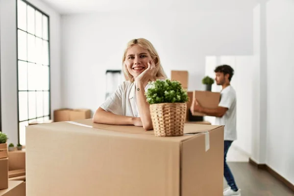 Jonge Vrouw Glimlachen Gelukkig Leunend Karton Nieuw Huis — Stockfoto