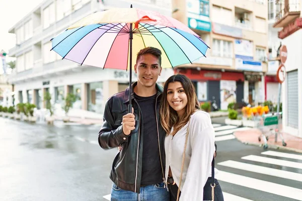 Pareja Joven Sonriendo Feliz Sosteniendo Paraguas Pie Ciudad — Foto de Stock