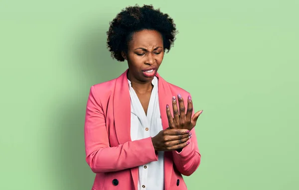 Afro Amerikaanse Vrouw Met Afro Haar Dragen Van Business Jas — Stockfoto