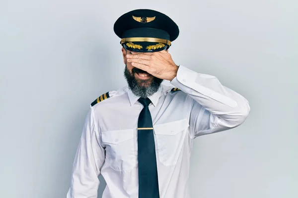Giovane Uomo Ispanico Indossando Uniforme Pilota Aeroplano Sorridente Ridente Con — Foto Stock