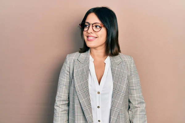 Mulher Hispânica Jovem Vestindo Roupas Negócios Óculos Olhando Para Lado — Fotografia de Stock