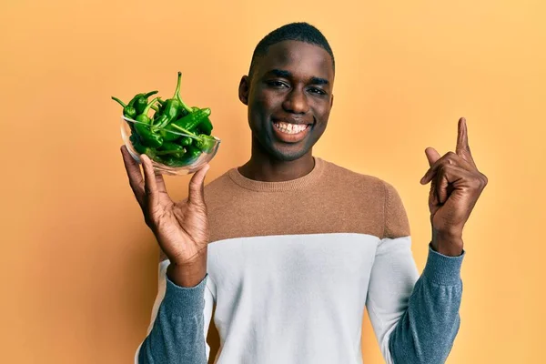 Mladý Africký Američan Drží Misku Malými Zelenými Paprikami Úsměvem Šťastný — Stock fotografie