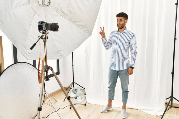 Arabische Jongeman Die Zich Voordeed Als Model Fotostudio Glimlachend Met — Stockfoto