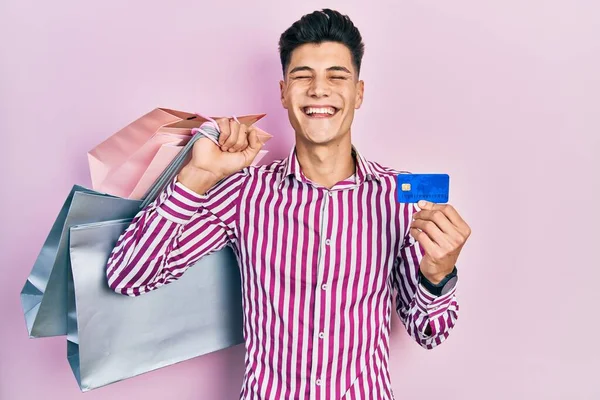 Νεαρός Ισπανός Που Κρατάει Τσάντες Για Ψώνια Και Πιστωτική Κάρτα — Φωτογραφία Αρχείου
