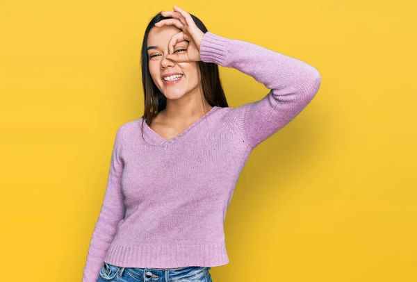 Menina Hispânica Jovem Vestindo Roupas Casuais Fazendo Gesto Com Mão — Fotografia de Stock