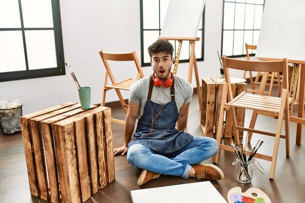 Sanat Stüdyosunda Oturan Spanyol Genç Adam Korku Şaşkınlık Dolu Bir — Stok fotoğraf
