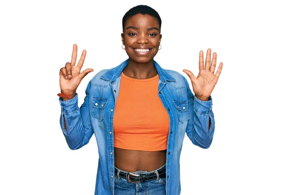 Νεαρή Αφροαμερικανή Που Φοράει Καθημερινά Ρούχα Δείχνοντας Και Δείχνοντας Δάχτυλα — Φωτογραφία Αρχείου