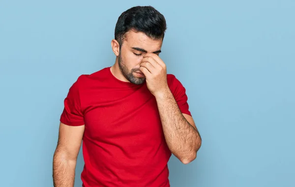 Hombre Hispano Con Barba Vistiendo Camiseta Roja Casual Cansado Frotando — Foto de Stock