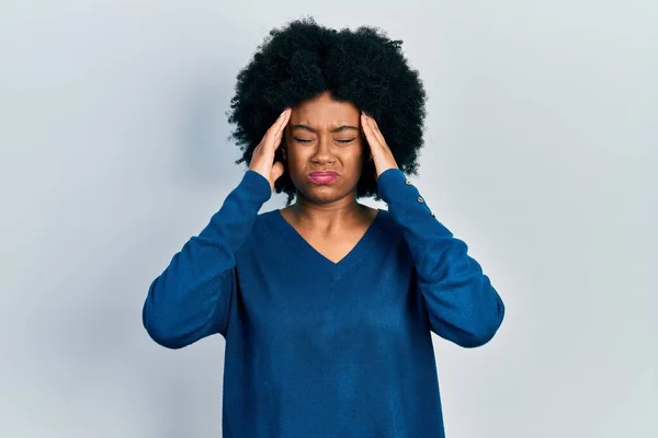 Ung Afrikansk Amerikansk Kvinna Klädd Avslappnade Kläder Med Hand Huvudet — Stockfoto