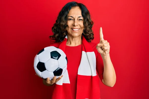Orta Yaşlı Spanyol Kadın Futbol Holiganı Elinde Bir Fikirle Soruyla — Stok fotoğraf