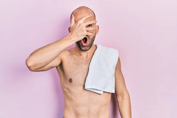 Jonge Kale Man Staat Shirtloos Kijkend Shock Gezicht Ogen Bedekkend — Stockfoto