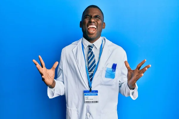 Mladý Africký Američan Uniformě Vědce Oslavuje Šílenství Šílenství Úspěchu Zdviženýma — Stock fotografie