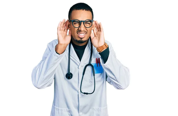 Joven Hombre Afroamericano Vistiendo Uniforme Médico Estetoscopio Tratando Escuchar Ambas — Foto de Stock