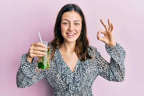 Genç Esmer Kadın Mojito Bardağı Içiyor Parmaklarıyla Imza Atıyor Gülümsüyor — Stok fotoğraf