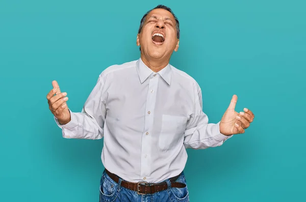 Hombre Indio Mediana Edad Con Camisa Blanca Casual Loco Loco — Foto de Stock