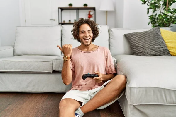 Spanyol Asıllı Genç Adam Video Oyunu Oynuyordu Evde Elinde Kumandayla — Stok fotoğraf