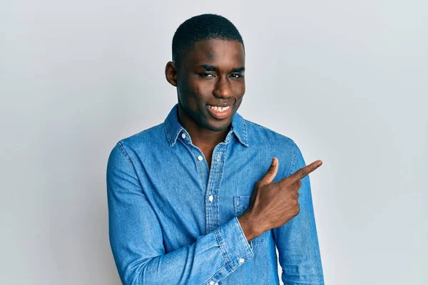 Junger Afrikanisch Amerikanischer Mann Lässiger Kleidung Lächelt Fröhlich Und Zeigt — Stockfoto