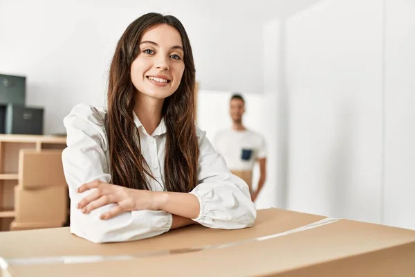 Junge Hispanische Frau Lächelt Glücklich Auf Pappe Gestützt Neuen Zuhause — Stockfoto