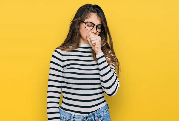 Genç Güzel Bir Kız Günlük Kıyafetler Gözlük Takıyor Kendini Iyi — Stok fotoğraf