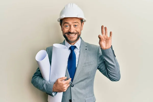 Architetto Mezza Età Uomo Indossa Casco Sicurezza Che Tiene Cianografie — Foto Stock