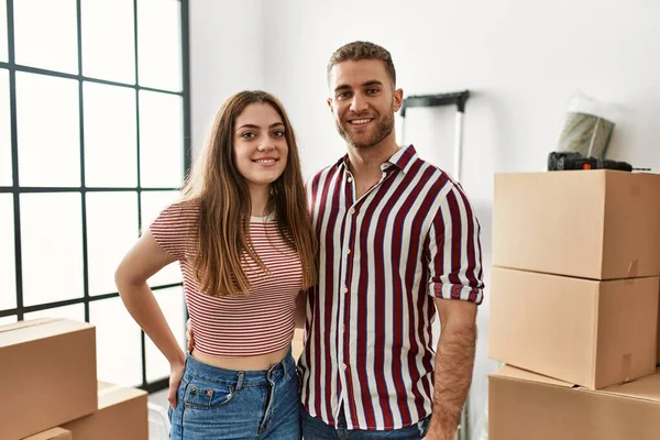 Joven Pareja Caucásica Sonriendo Feliz Nuevo Hogar —  Fotos de Stock