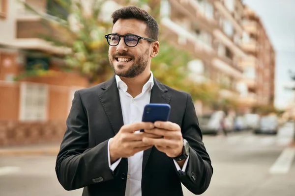 Joven Empresario Hispano Sonriendo Feliz Usando Smartphone Ciudad — Foto de Stock