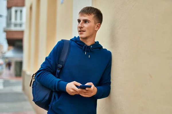 Jovem Estudante Loira Sorrindo Feliz Usando Smartphone Universidade — Fotografia de Stock