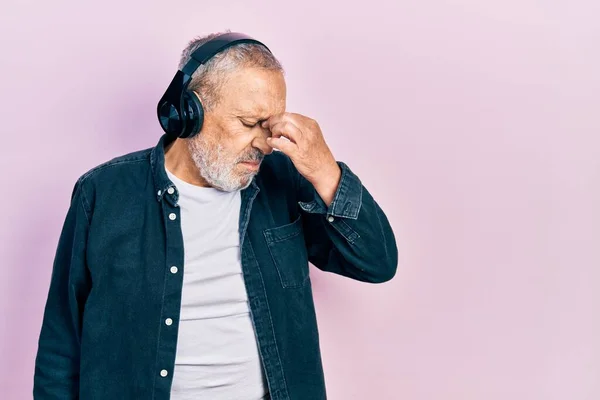 Hombre Mayor Guapo Con Barba Escuchando Música Usando Auriculares Cansados — Foto de Stock