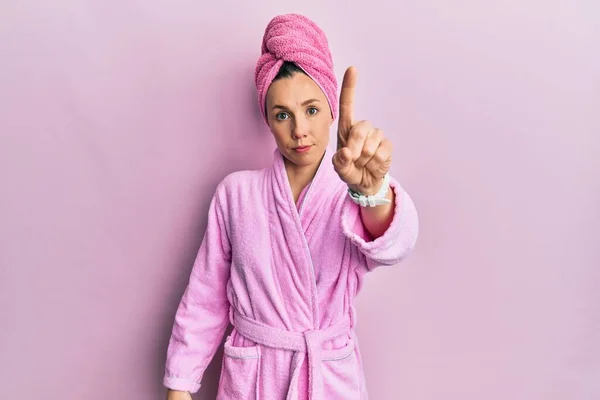 Jonge Blonde Vrouw Dragen Douche Handdoek Cap Badjas Wijzen Met — Stockfoto