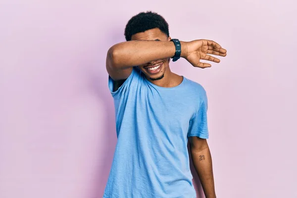 年轻的非洲裔美国人 身穿休闲的蓝色T恤 满眼笑容 盲目概念 — 图库照片