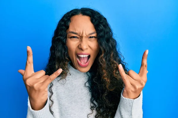 Jonge Latijnse Vrouw Draagt Casual Kleding Schreeuwen Met Gekke Uitdrukking — Stockfoto