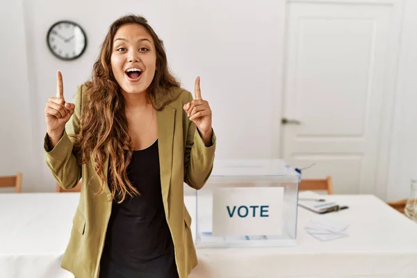 Hermosa Mujer Hispana Pie Sala Campaña Política Asombrada Sorprendida Mirando —  Fotos de Stock