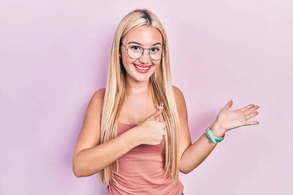 Junges Blondes Mädchen Lässiger Kleidung Zeigt Handfläche Und Tut Geste — Stockfoto