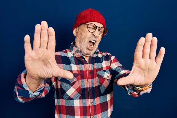 Pohledný Dospělý Muž Hipsterském Výrazu Vlněnou Čapkou Vyděšený Vyděšený Výrazem — Stock fotografie