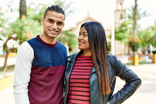 Genç Latin Çift Mutlu Bir Şekilde Gülümsüyor Şehirde Yürüyorlar — Stok fotoğraf