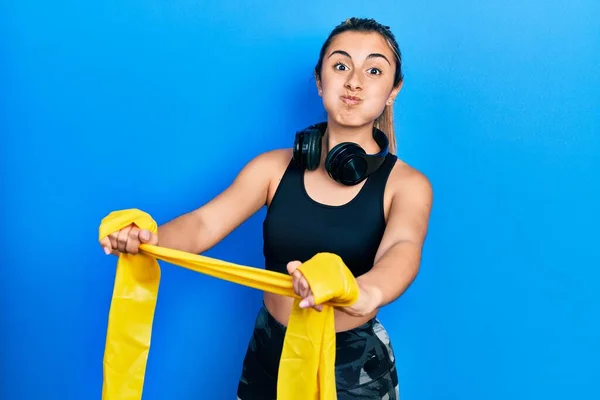 Hermosa Mujer Hispana Entrenando Resistencia Del Brazo Con Banda Elástica —  Fotos de Stock