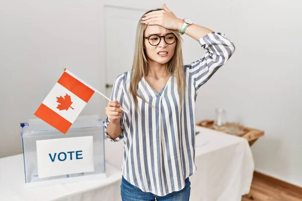 Jeune Femme Asiatique Élection Campagne Politique Tenant Drapeau Canada Stressé — Photo